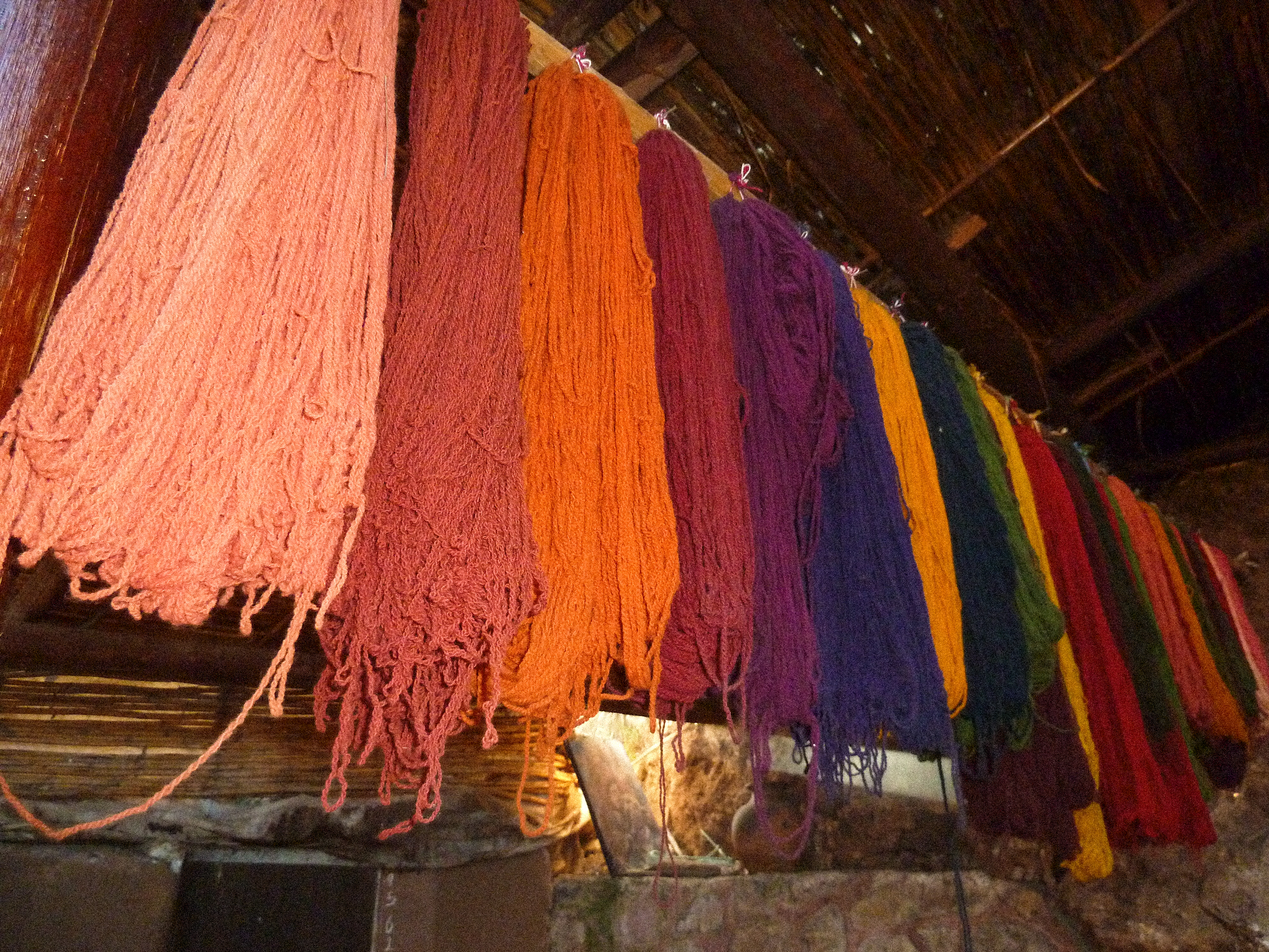 Lãs que passaram pelo processo de tingimento natural feito em Chinchero, no Peru