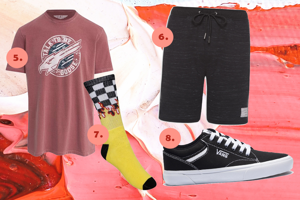 Montagem em fundo rosa e vermelho com quatro produtos. Uma camiseta, uma meia, uma bermuda e um tênis preto.