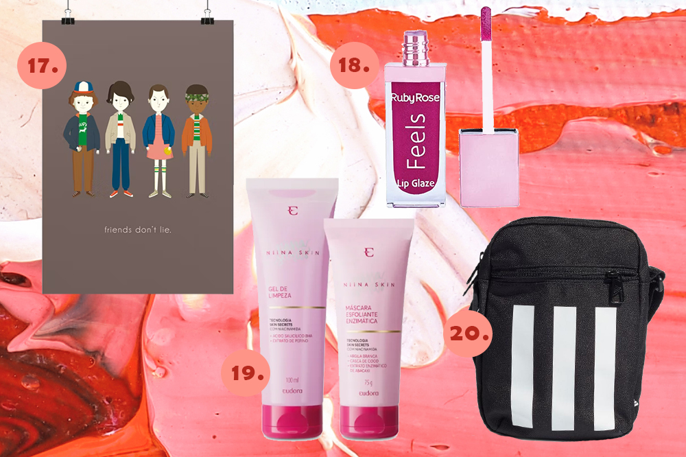 Montagem em fundo rosa e vermelho com quatro produtos. Um pôster de Stranger Things, um gloss rosa, um kit de skincare e uma shoulder bag preta e branca.