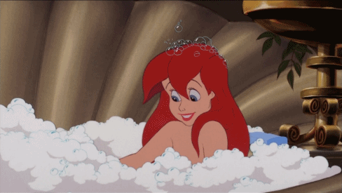 Ariel tomando banho na banheira