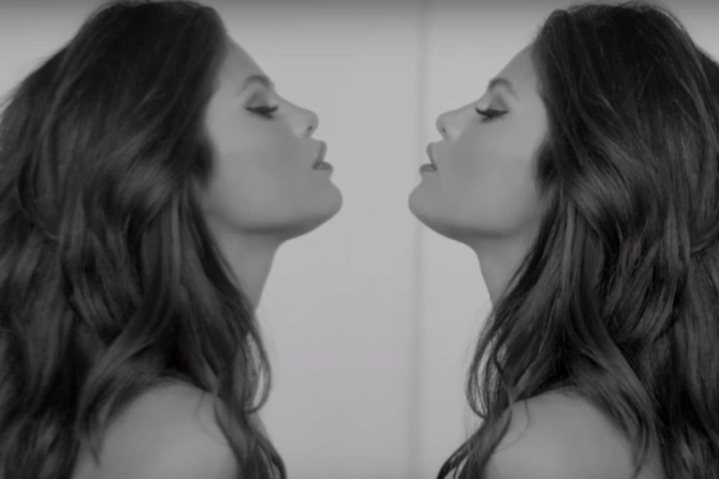 Selena Gomez e seu reflexo no espelho