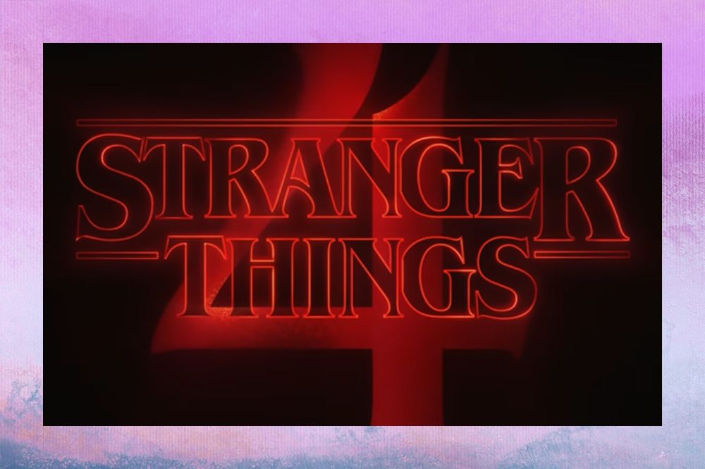 Logo da 4ª temporada de Stranger Things em vermelho com um fundo preto; a margem é uma textura nas cores rosa, branco, azul e roxo