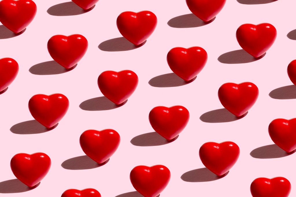 padrão de corações em um fundo de cor rosa.