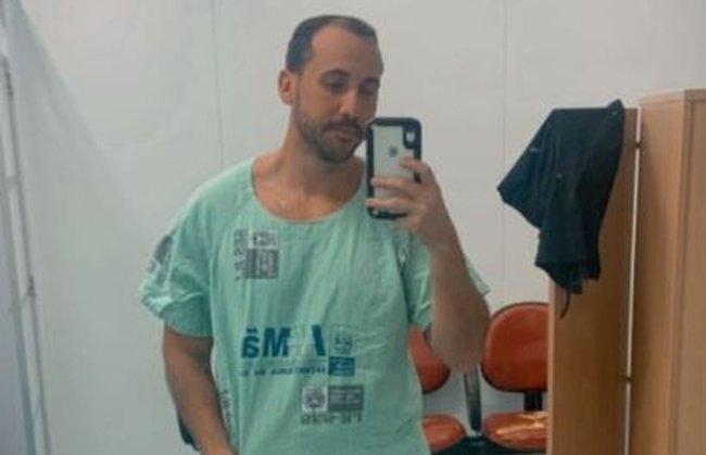Imagem de Giovanni Quintella Bezerra, médico anestesista preso em flagrante por estupro de vulnerável. Ele é um homem branco, por volta dos 30 anos, com cabelo curto e barba
