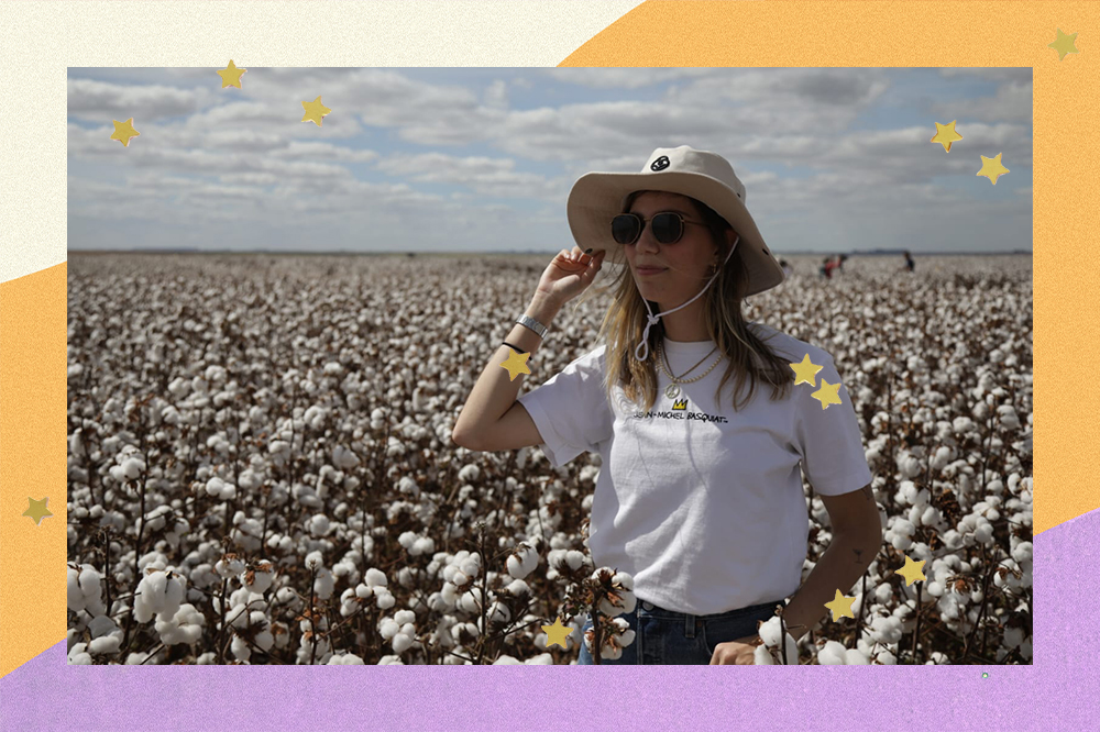 Montagem em fundo amarelo e lilás com estrelinhas douradas da repórter Sofia Duarte usando óculos de sol, chapéu e camiseta branca em visita a uma plantação de algodão