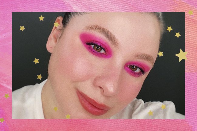 Montagem em fundo rosa com estrelinhas douradas do rosto da maquiadora Brigitte Calegari usando sombra rosa esfumada