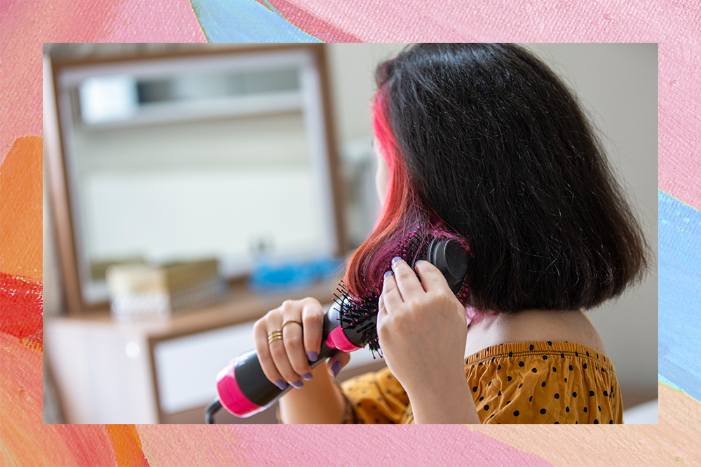 Montagem em fundo rosa, azul e laranja com foto de menina de costas secando o cabelo com escova secadora