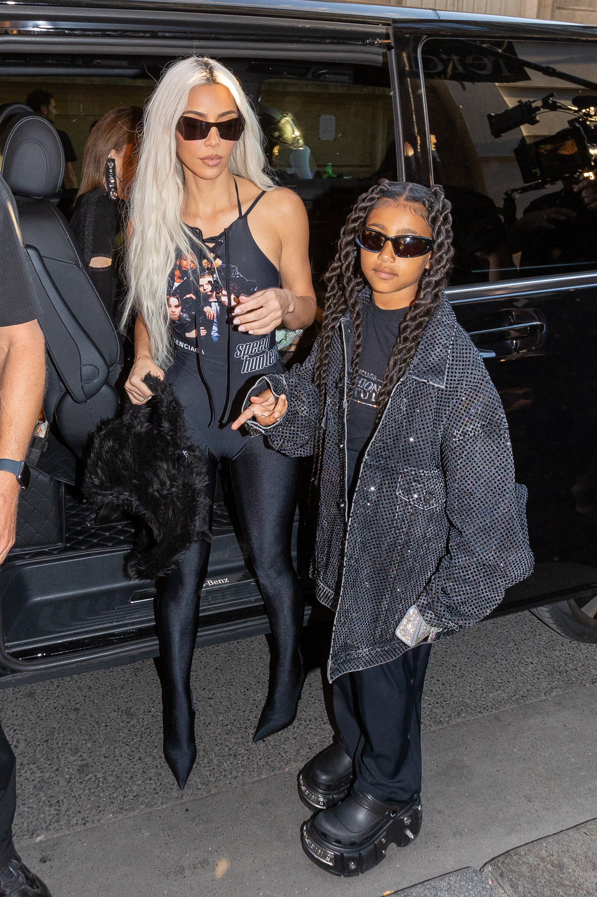 Celebrity Sightings – Paris Fashion Week – Haute Couture Fall Winter 2022 2023 – Day Two Kim Kardashian e North West na semana de alta-costura em Paris