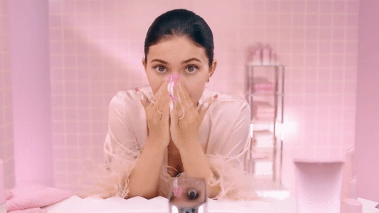 Kylie Jenner fazendo skincare