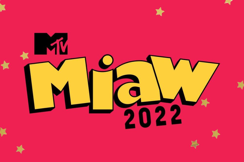 Logo do MTV Miaw em amarelo no centro da imagem com um fundo rosa; o logo da MTV e o ano "2022" estão em preto na parte superior esquerda e inferior direita do logo da premiação, respectivamente; estrelas amarelas decoram a imagem