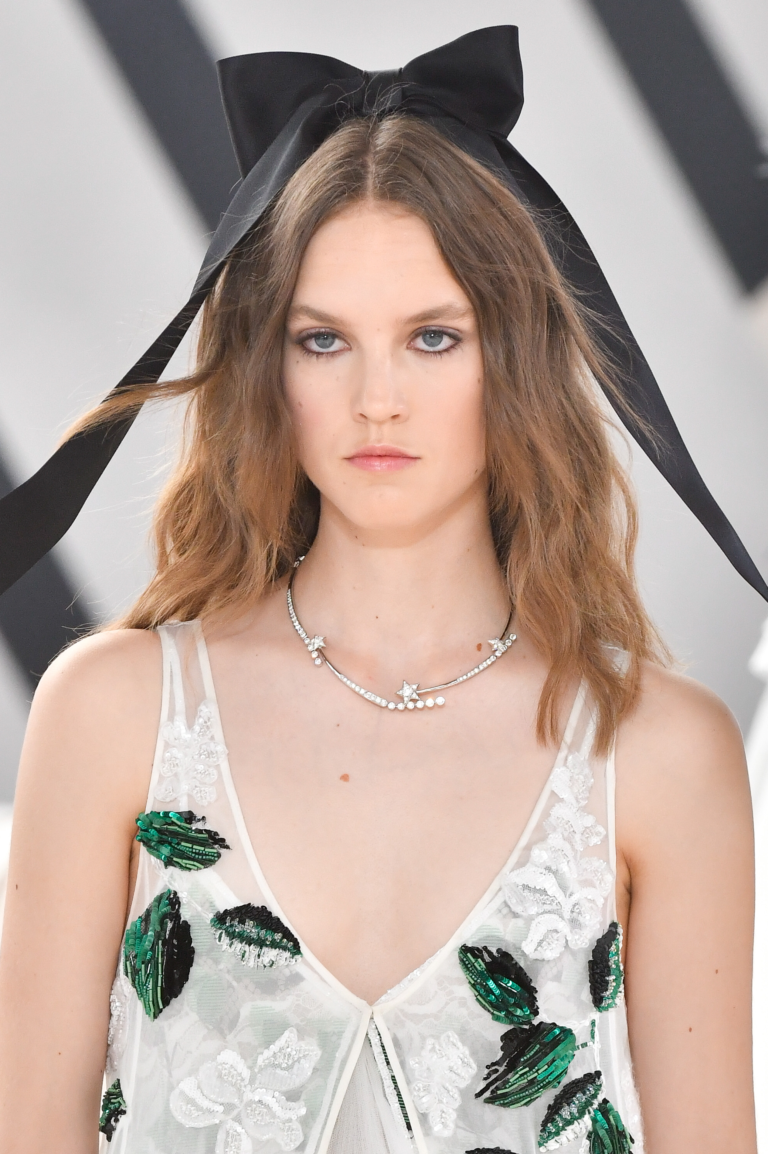 Chanel : Details – Paris Fashion Week – Haute Couture Fall Winter 2022 2023 Modelo usando lanço na cabeça no Desfile de outono-inverno 2022-23 da Chanel na semana de alta-costura em Paris
