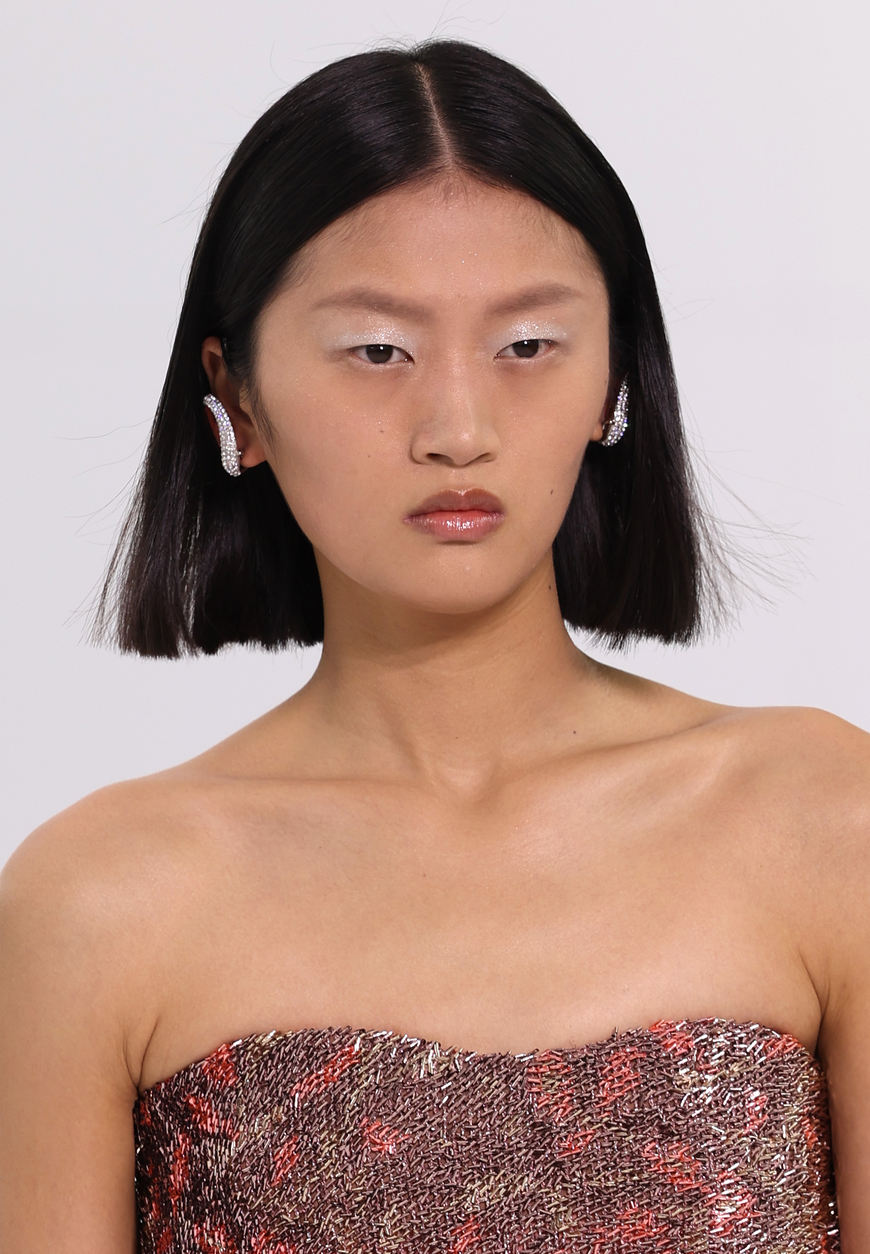Fendi Couture : Runway – Paris Fashion Week – Haute Couture Fall Winter 2022 2023 Modelo usando maquiagem com glitter nos olhos no desfile de outono-inverno 2022-23 da Fendi na semana de alta-costura em Paris