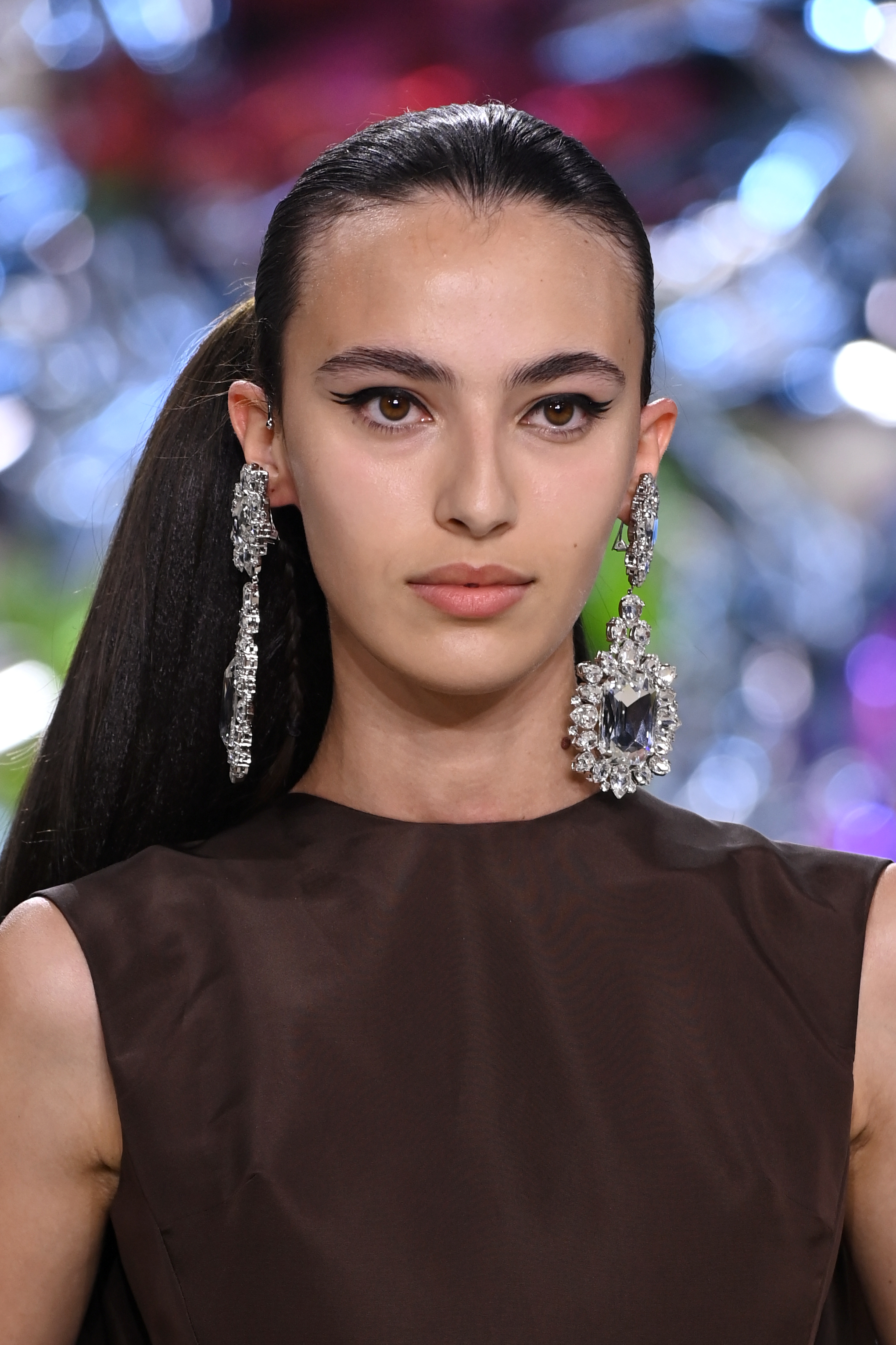 Giambattista Valli : Runway – Paris Fashion Week – Haute Couture Fall Winter 2022 2023 Modelo usando maxibrincos, com expressão facial séria, rabo de cavalo volumoso e a tendência do delineado rabo de peixe no Desfile de outono-inverno 2022-23 da Giambattista Valli na semana de alta-costura em Paris