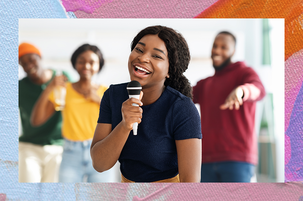 Montagem em fundo rosa, azul e laranja de uma foto com uma garota segurando microfone e cantando. Ao fundo, há três pessoas borradas