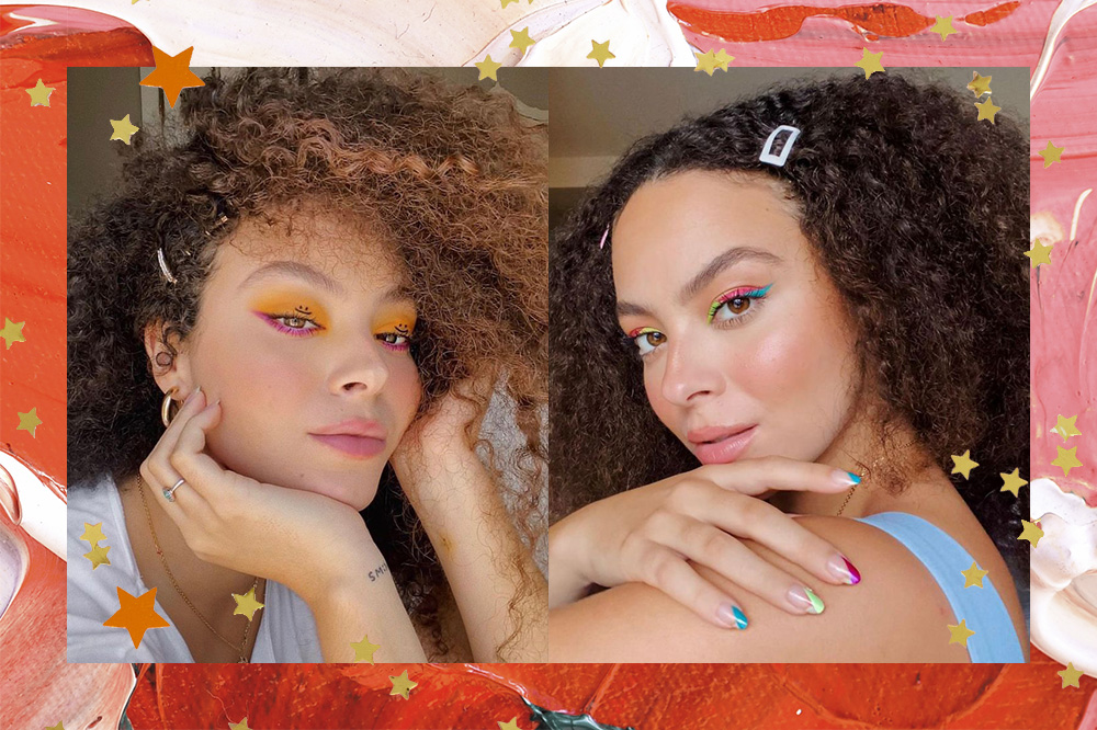 Montagem em fundo com textura de tintas em vermelho, laranja, rosa, branco e verde e estrelinhas douradas espalhadas de duas fotos da Julia Rodrigues com diferentes penteados em seu cabelo cacheado.