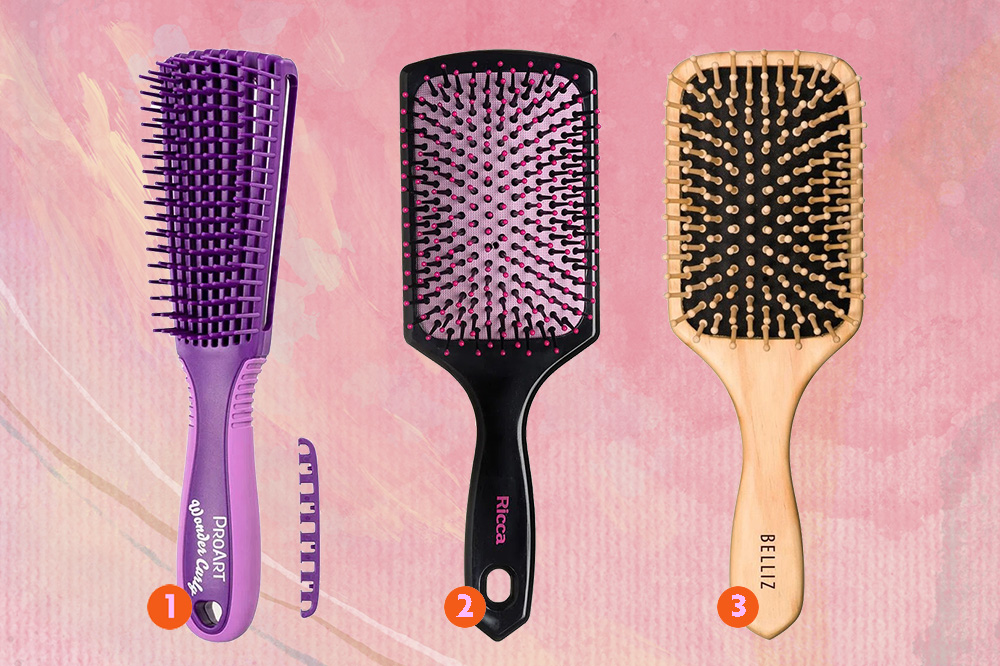 Tipos de escovas para cabelo crespo e cacheado 01 Montagem em fundo de diferentes tonalidades de rosa com três tipos de escova para cabelo crespo e cacheado