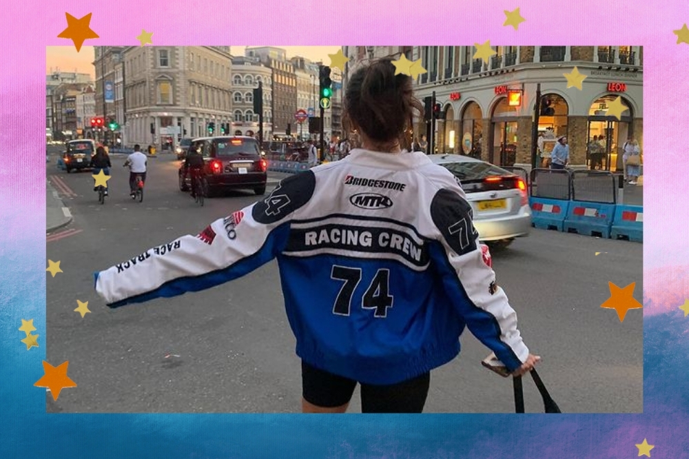 Montage with a gradient background in shades of lilac and blue with a photo of a woman with her back to back with a racing jacket on her back.
