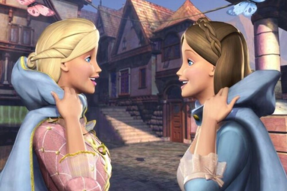 Duas meninas em animação: uma com roupa rosa e a outra com roupa azul