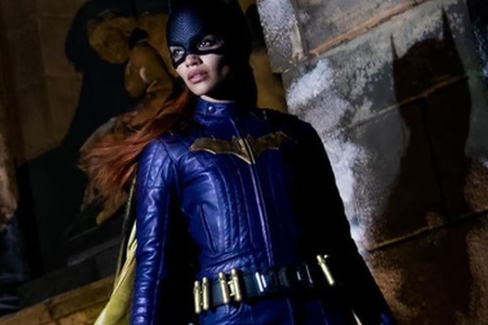 Mulher vestida de Batgirl em caverna
