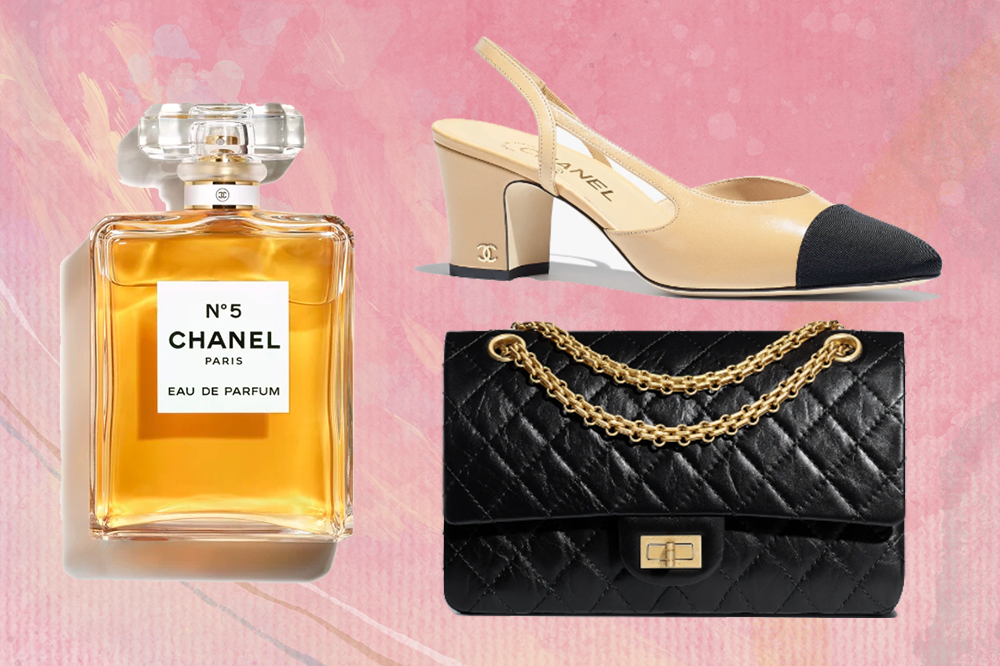Criações icônicas de Coco Chanel: Perfume N°5, sapato bicolor e Bolsa 2.55 em fundo rosa
