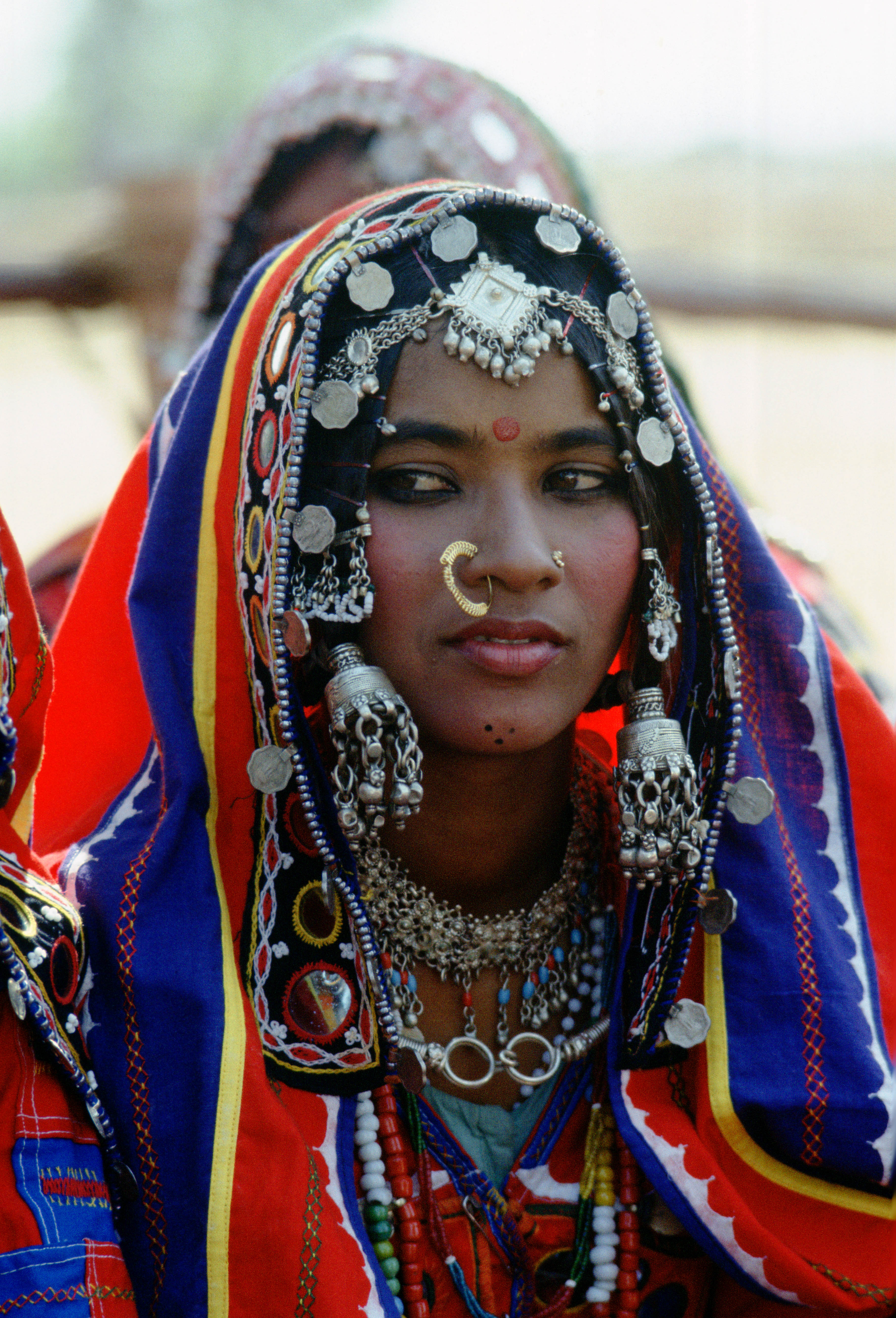 Garota indiana usando piercing no nariz e roupa e joias típicas