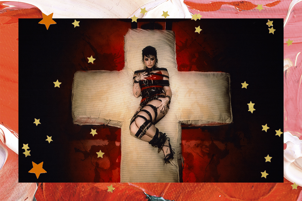Capa do álbum Holy Fvck, de Demi Lovato em fundo vermelho e rosa