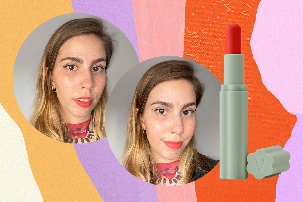 Montagem em fundo colorido de duas fotos da repórter de moda e beleza da CAPRICHO, Sofia Duarte, usando maquiagem com batom coral e, ao lado, a foto em still do produto