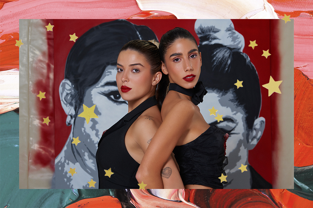 Montagem de foto da dupla de cantoras Clara e Sofia em fundo vermelho, rosa e verde com estrelinhas douradas