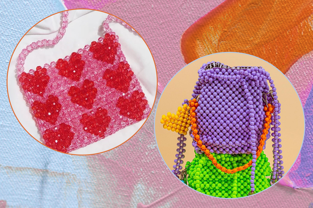 Montagem em fundo azul, rosa e laranja de duas bolsas de miçangas em molduras circulares. À esquerda, bolsa rosa com corações vermelhos. À direita, bolsa lilás com alça laranja em cima de bolsa verde.