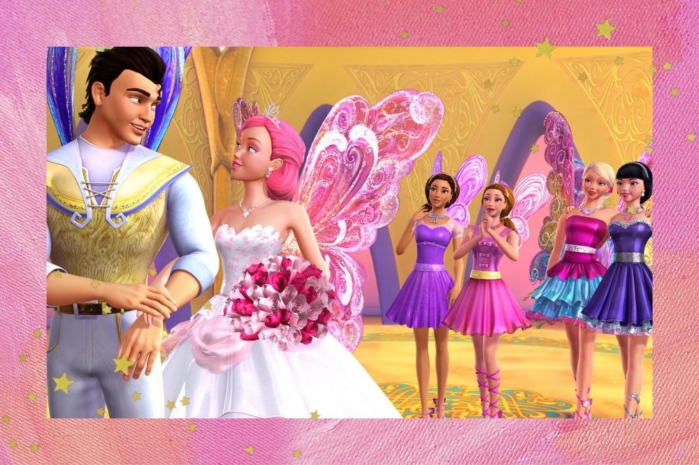 Montagem com o fundo rosa com detalhes de estrelas douradas nas bordas com a foto de uma cena do filme Barbie e o Segredo das Fadas no centro.