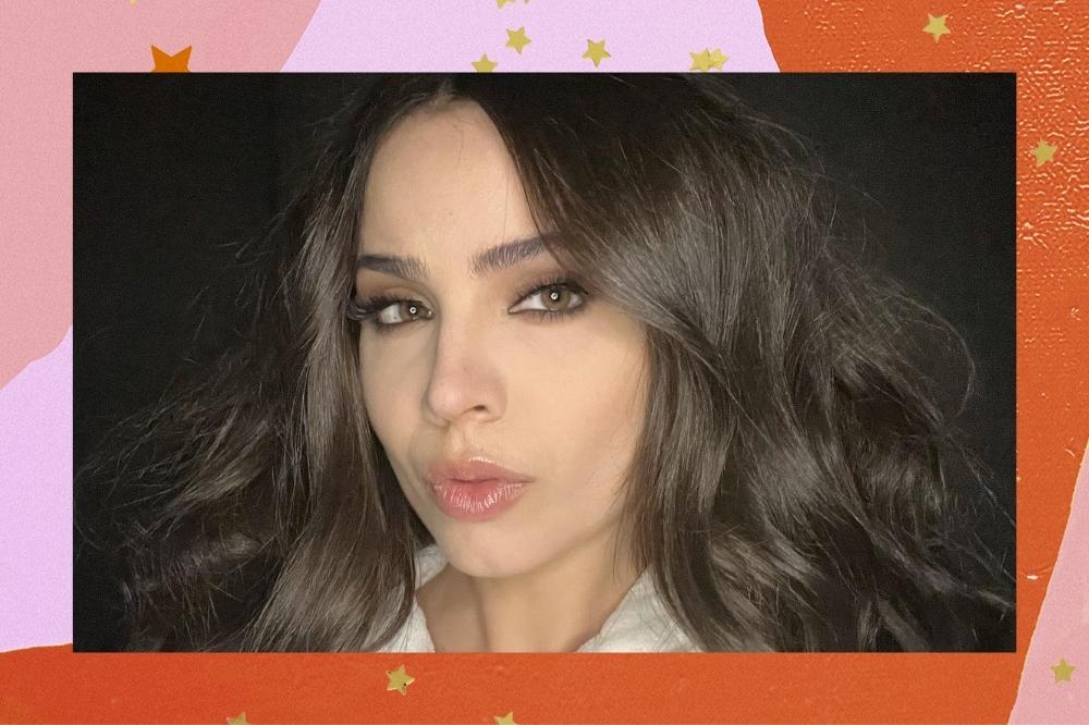 Montagem com o fundo em tons de rosa e laranja com uma selfie da atriz Sofia Carson no centro.