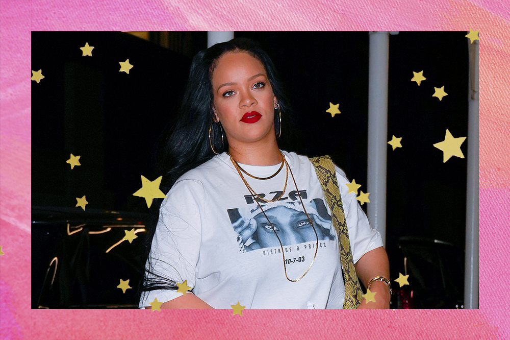 Montagem em fundo rosa com estrelinhas douradas de Rihanna com expressão facial séria usando camiseta branca oversized e batom vermelho