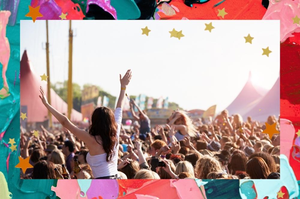 Montagem com o fundo colorido e detalhe de estrelasRe nas bordas com a foto de pessoas em um festival de música no centro.