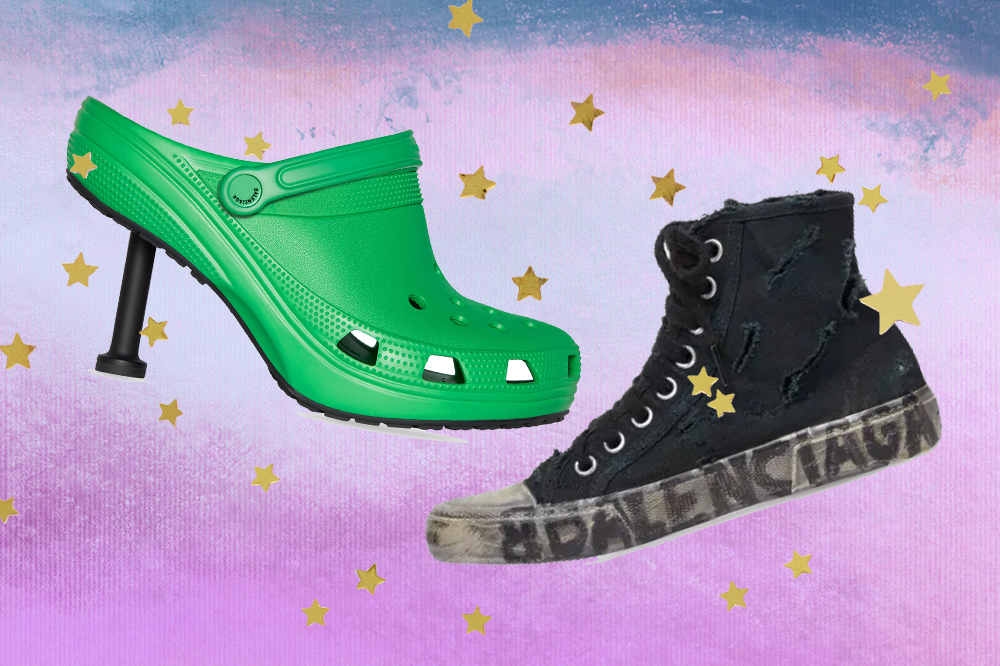 Montagem em fundo degradê azul e lilás com estrelinhas douradas de dois sapatos da Balenciaga. À esquerda, Crocs verde de salto preto; à direita, tênis preto de cano alto com rasgos.