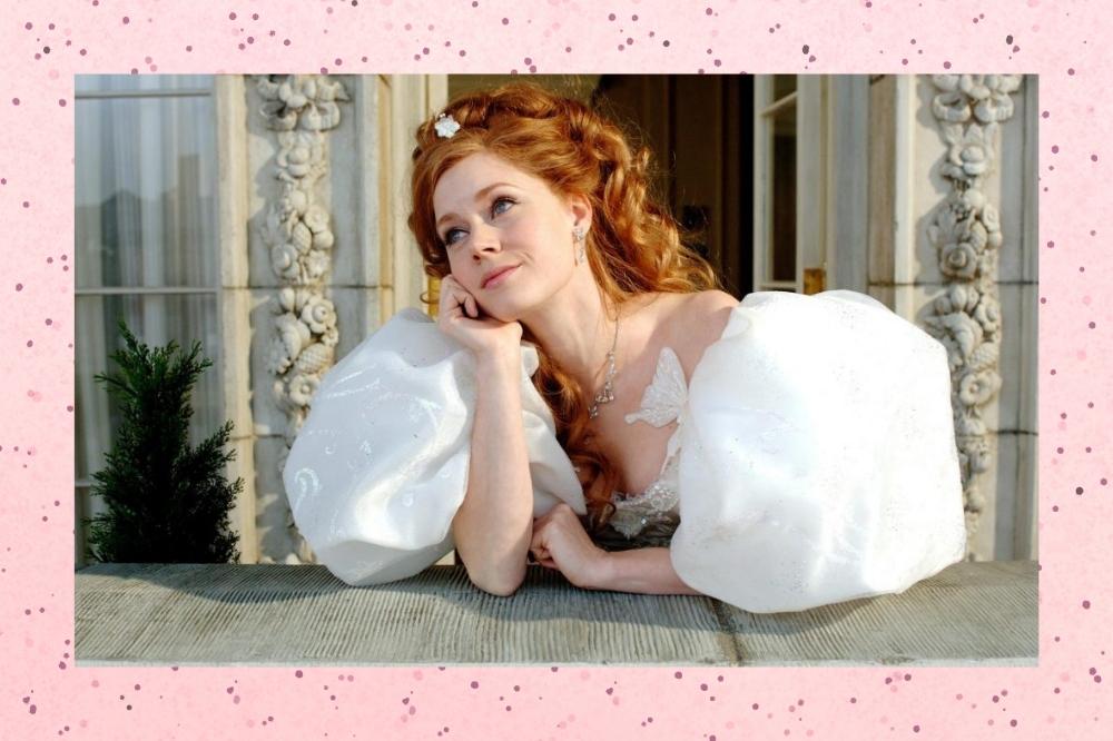 Montagem com o fundo rosa e imagem da princesa Giselle do filme Encantada no centro.