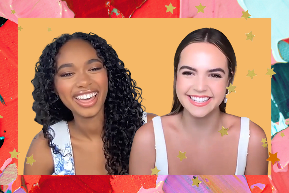 Colagem de Chandler Kinney e Bailee Madison sorrindo em um fundo laranja; a margem é uma textura nas cores vermelho, rosa, lilás, roxo e verde; estrelas amarelas decoram a imagem