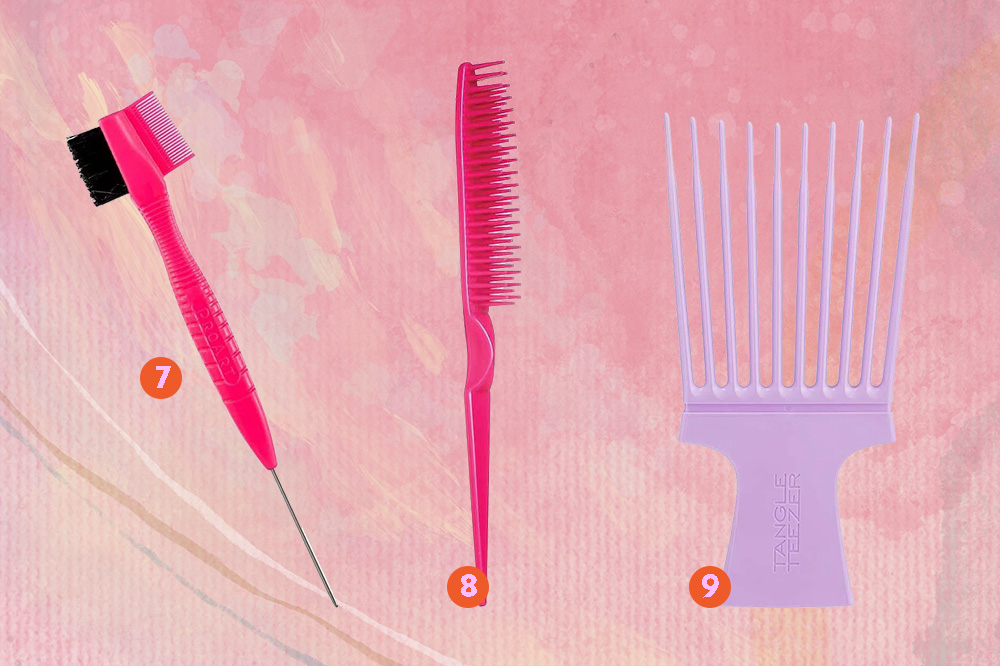 tipos de escovas e pentes para cabelo crespo e cacheado 03 Montagem em fundo de diferentes tonalidades de rosa com três tipos de escova para cabelo crespo e cacheado