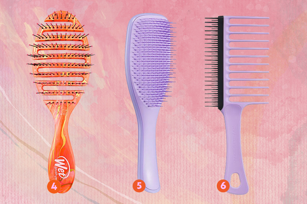 Montagem em fundo de diferentes tonalidades de rosa com três tipos de escova para cabelo crespo e cacheado