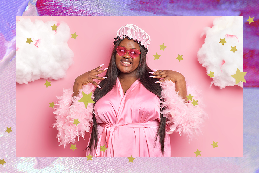 Montagem em fundo lilás e roxo com foto de mulher em fundo rosa usando roupão rosa com plumas nas mangas, óculos de sol, touca de cetim rosa na cabeça e com as mãos perto dos ombros