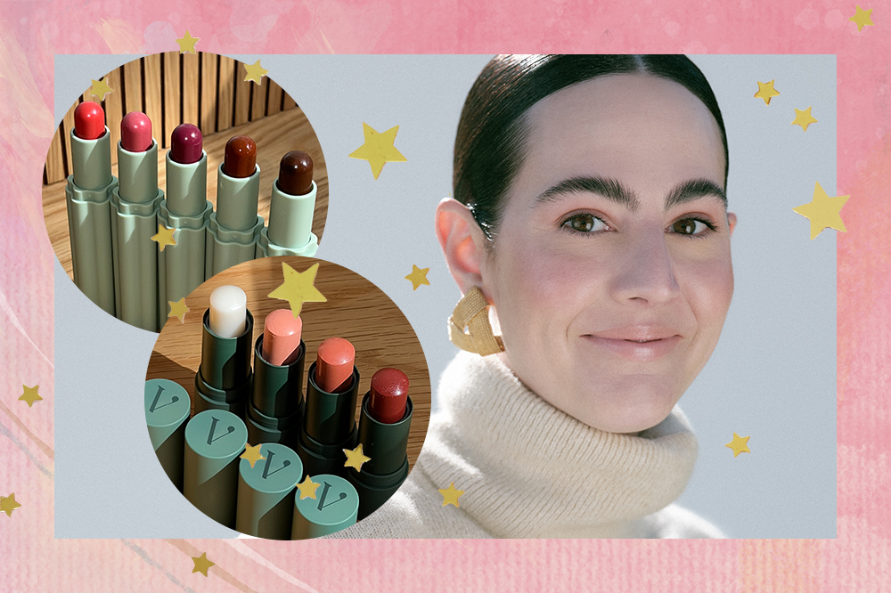 Montagem em fundo rosa com estrelinhas douradas da jornalista de beleza Victoria Ceridono e seus produtos de maquiagem ao lado em molduras arredondadas