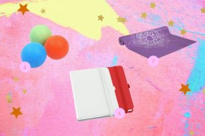 montagem em um fundo texturizado em tons de rosa, com colagem de bolinhas coloridas, tapete de yoga e cadernos com pauta