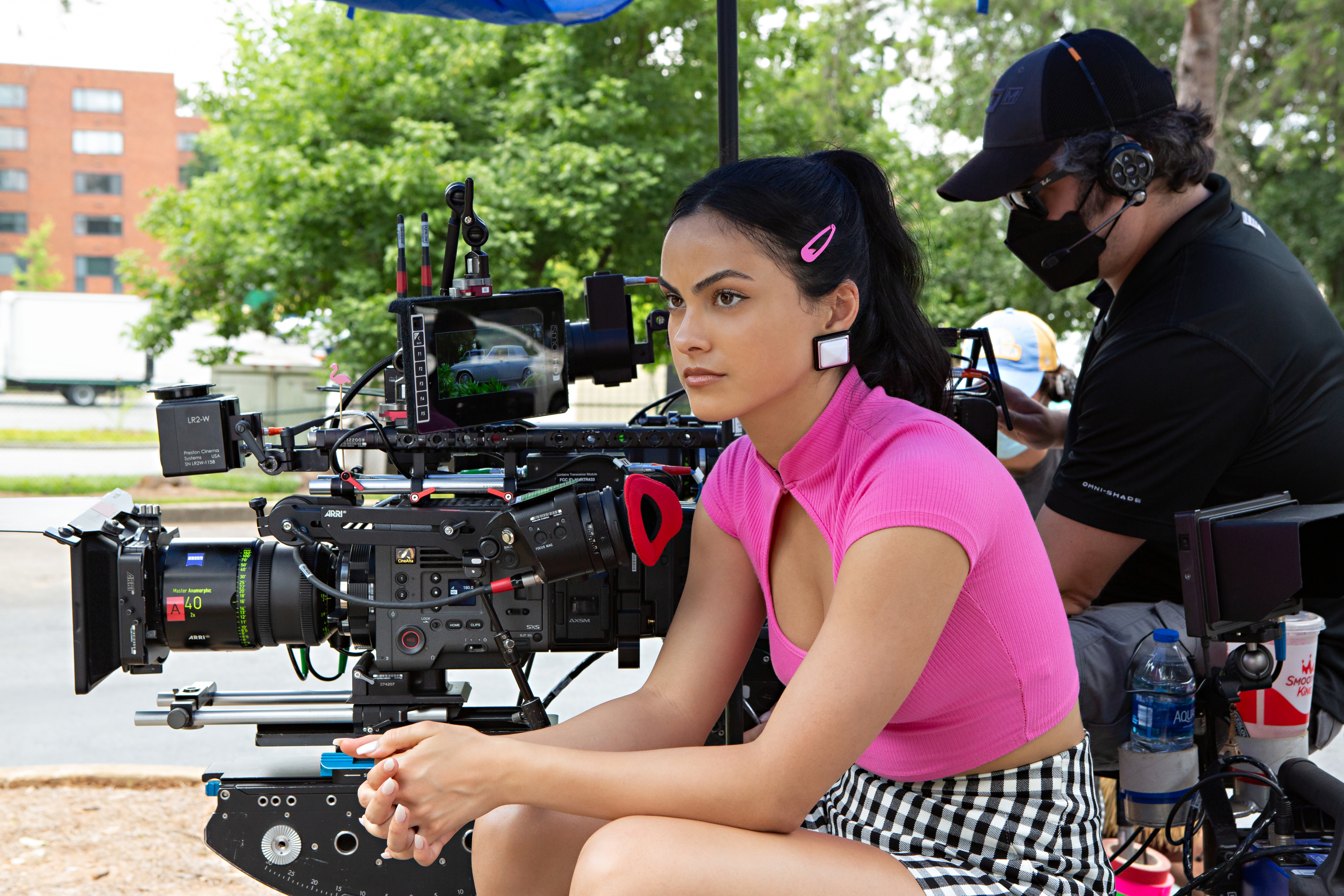 Imagem mostra Camila Mendes como Drea usando acessórios divertidos no set de Do Revenge