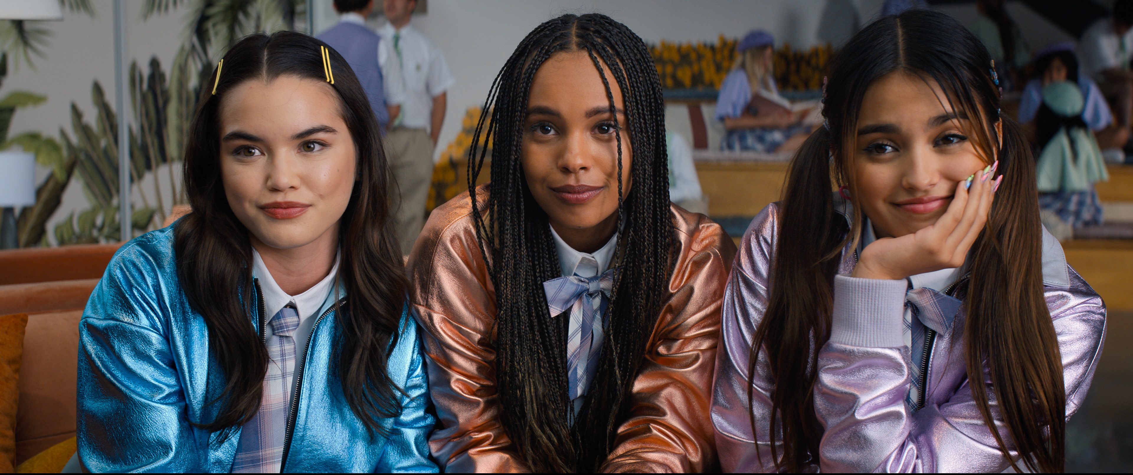 DO REVENGE Imagem mostra, da esquerda para direita, Paris Berelc como Meghan, Alisha Boe como Tara, e Maia Reficco como Montana