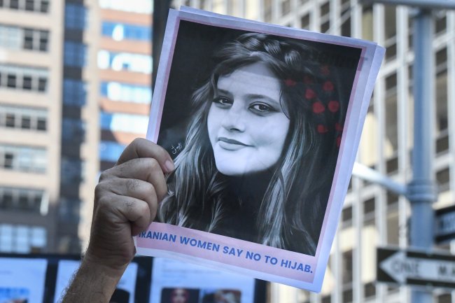 Manifestantes se reúnem contra a morte de Mahsa Amini em Nova York