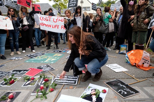 Caso Mahsa Amini: entenda os protestos feministas que estão rolando no Irã Manifestantes se reúnem em Bruxelas contra o uso compulsório do hijab