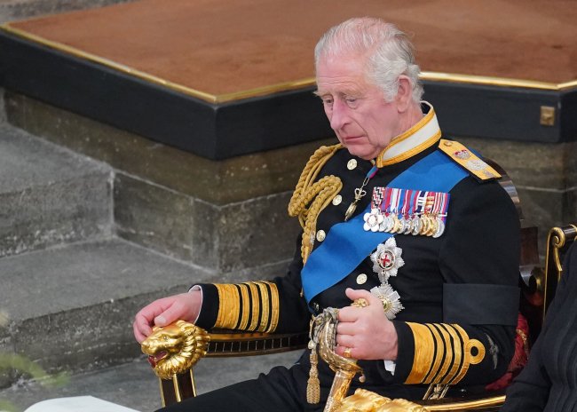O Rei Charles III aparece emotivo durante cerimônia realizada na Catedral de Westminster, em memória de sua mãe, a Rainha Elizabeth II