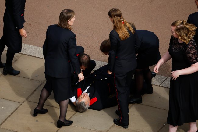 Funcionário da guarda real desmaia durante cerimônia do funeral da rainha Elizabeth II, no Palácio de Buckingham, e é acudido por presentes da família real