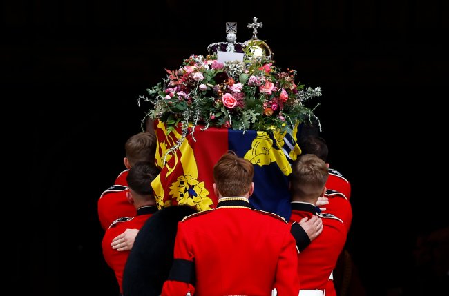Funcionários da guarda real carregam o caixão da Rainha Elizabeth II para dentro do Castelo de Windsor