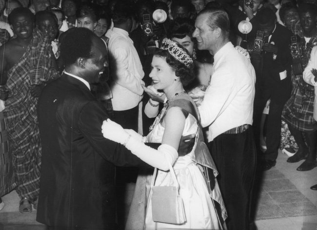 Elizabeth II dançando com Kwame Nkrumah, no dia 20 de novembro de 1961. Ela, uma monarca branca; ele, um presidente negro.