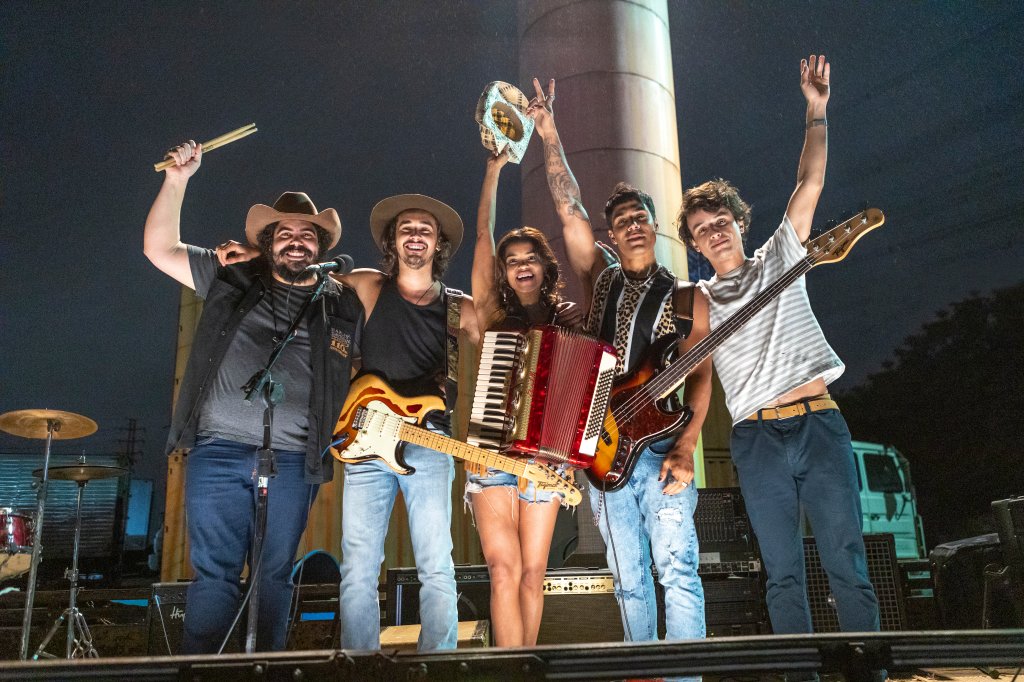 Banda posando juntos agradecendo o público pós-show